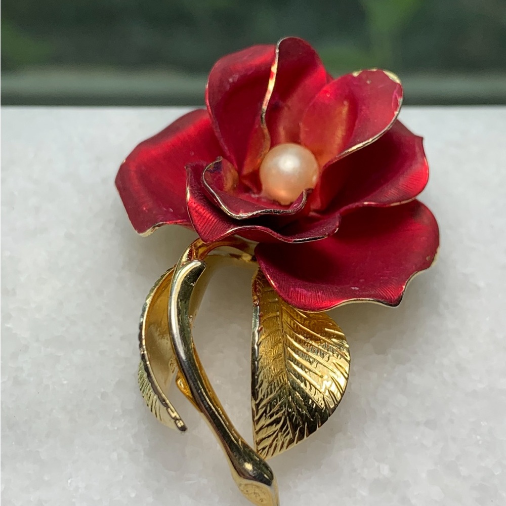 🌹 Vintage Cerrito Red Enamel Rose Brooch w/ Pearl Center – Signed 1960s Pin